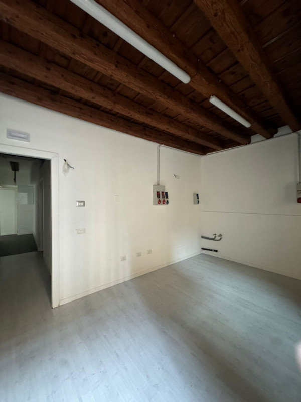 COMPOSIZIONE:
Proponiamo in affitto interessante locale commerciale situato nel centro storico di...