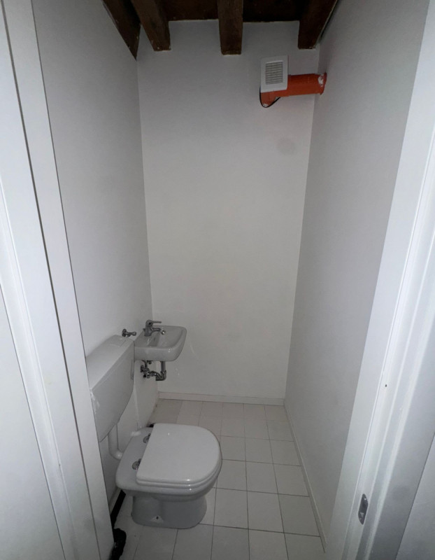 COMPOSIZIONE:
Proponiamo in affitto interessante locale commerciale situato nel centro storico di...