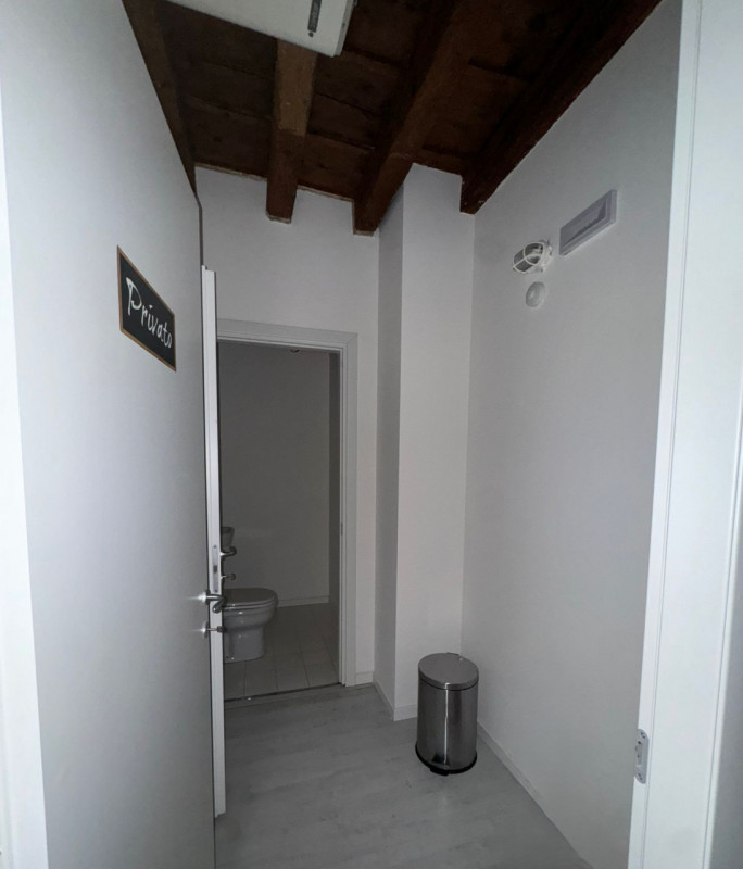 COMPOSIZIONE:
Proponiamo in affitto interessante locale commerciale situato nel centro storico di...