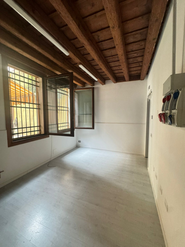 COMPOSIZIONE:
Proponiamo in affitto interessante locale commerciale situato nel centro storico di...