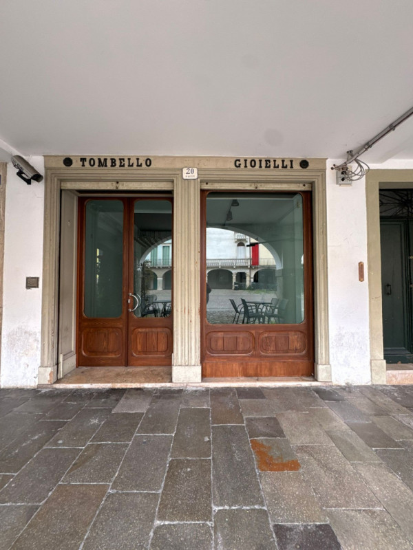 COMPOSIZIONE:
Proponiamo in affitto interessante locale commerciale situato nel centro storico di...