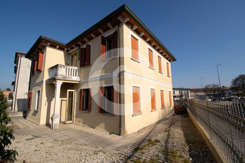Nel cuore di Santa Giustina in Colle, proponiamo in vendita una splendida casa singola terratetto...