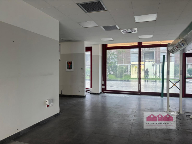 ZONA SE.FA.MO: SPAZIO COMMERCIALE CON AUTORIZZAZIONE SANITARIA. RIF. VUFF53F EURO 360.000

Vendia...