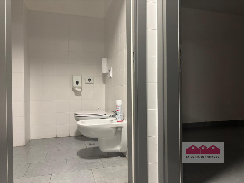 ZONA SE.FA.MO: SPAZIO COMMERCIALE CON AUTORIZZAZIONE SANITARIA. RIF. VUFF53F EURO 360.000

Vendia...