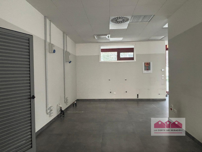 ZONA SE.FA.MO: SPAZIO COMMERCIALE CON AUTORIZZAZIONE SANITARIA. RIF. VUFF53F EURO 360.000

Vendia...