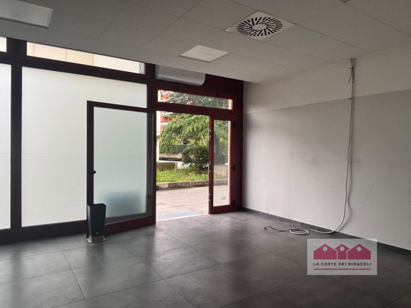 ZONA SE.FA.MO: SPAZIO COMMERCIALE CON AUTORIZZAZIONE SANITARIA. RIF. VUFF53F EURO 360.000

Vendia...