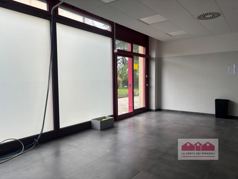ZONA SE.FA.MO: SPAZIO COMMERCIALE CON AUTORIZZAZIONE SANITARIA. RIF. VUFF53F EURO 360.000

Vendia...