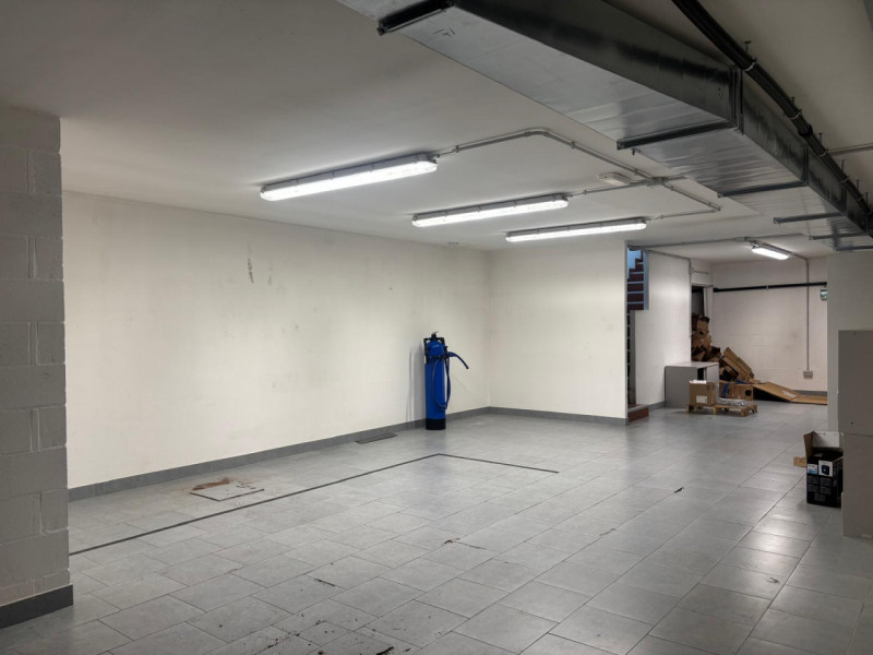 ZONA SE.FA.MO: SPAZIO COMMERCIALE CON AUTORIZZAZIONE SANITARIA. RIF. VUFF53F EURO 360.000

Vendia...