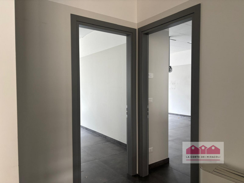 ZONA SE.FA.MO: SPAZIO COMMERCIALE CON AUTORIZZAZIONE SANITARIA. RIF. VUFF53F EURO 360.000

Vendia...