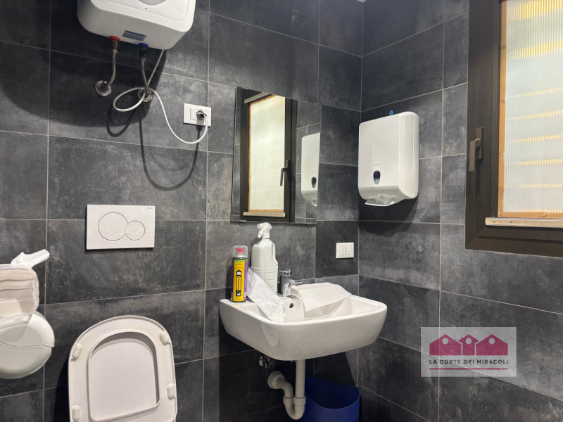 ZONA SE.FA.MO: SPAZIO COMMERCIALE CON AUTORIZZAZIONE SANITARIA. RIF. VUFF53F EURO 360.000

Vendia...