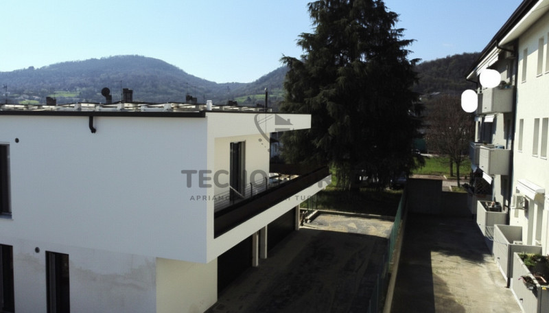 Scopri il tuo nuovo rifugio nel cuore di Isola Vicentina! 

Proponiamo in vendita un Attico esclu...