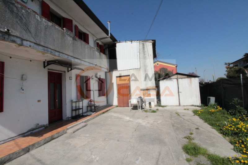 Polverara - proponiamo abitazione a schiera di testa da ristrutturare con ampio giardino privato ...