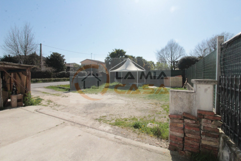 Polverara - proponiamo abitazione a schiera di testa da ristrutturare con ampio giardino privato ...