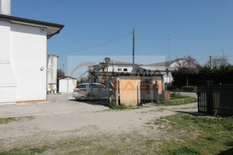 Polverara - proponiamo abitazione a schiera di testa da ristrutturare con ampio giardino privato ...