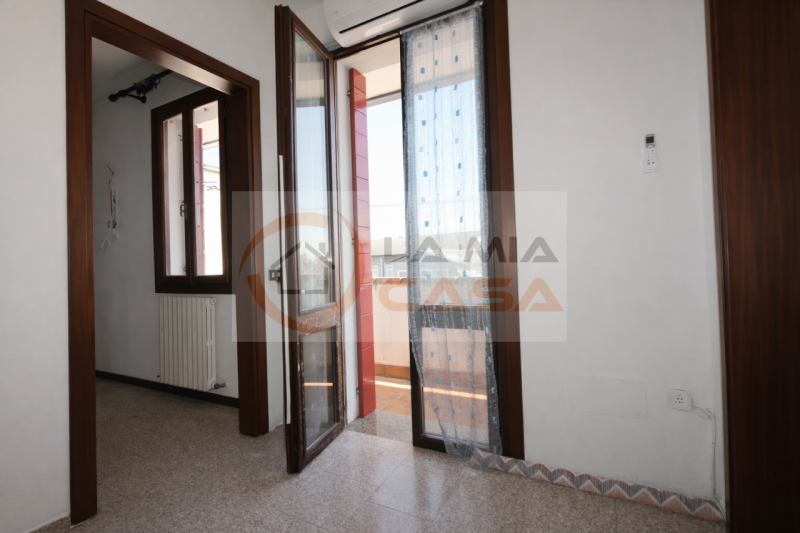 Polverara - proponiamo abitazione a schiera di testa da ristrutturare con ampio giardino privato ...