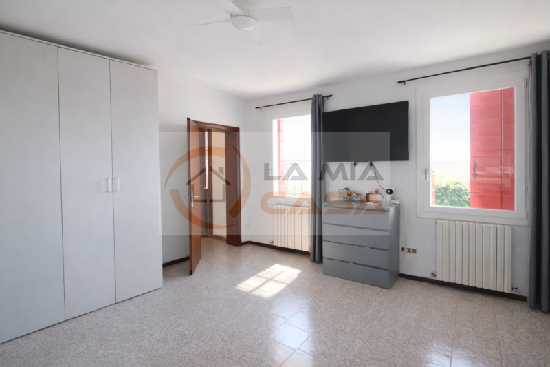 Polverara - proponiamo abitazione a schiera di testa da ristrutturare con ampio giardino privato ...