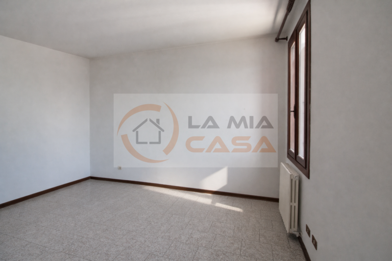 Polverara - proponiamo abitazione a schiera di testa da ristrutturare con ampio giardino privato ...