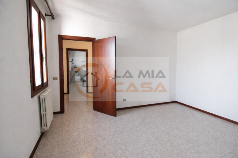 Polverara - proponiamo abitazione a schiera di testa da ristrutturare con ampio giardino privato ...