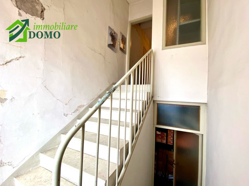 SCHIO CENTRO: DUE APPARTAMENTI DA RISTRUTTURARE CON TRE POSTI AUTO SCOPERTI IN PIENO CENTRO CITTA...