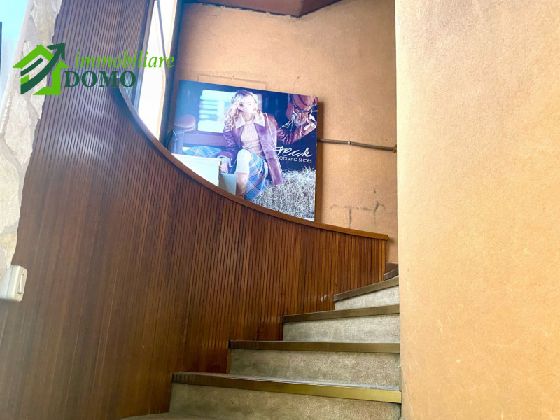 SCHIO CENTRO: DUE APPARTAMENTI DA RISTRUTTURARE CON TRE POSTI AUTO SCOPERTI IN PIENO CENTRO CITTA...