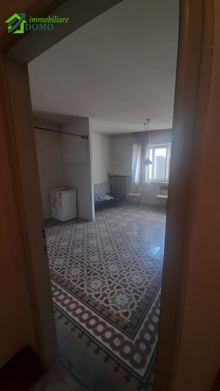 SCHIO CENTRO: DUE APPARTAMENTI DA RISTRUTTURARE CON TRE POSTI AUTO SCOPERTI IN PIENO CENTRO CITTA...