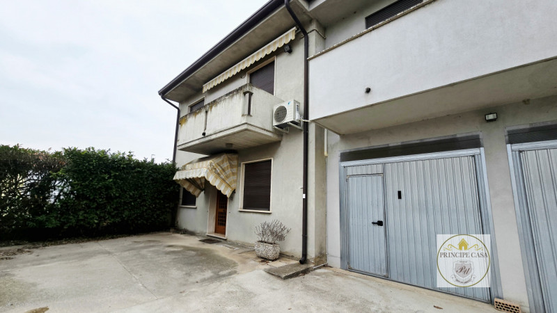 Proponiamo in vendita casa accostata su due livelli, inserita in una tranquilla corte di campagna...