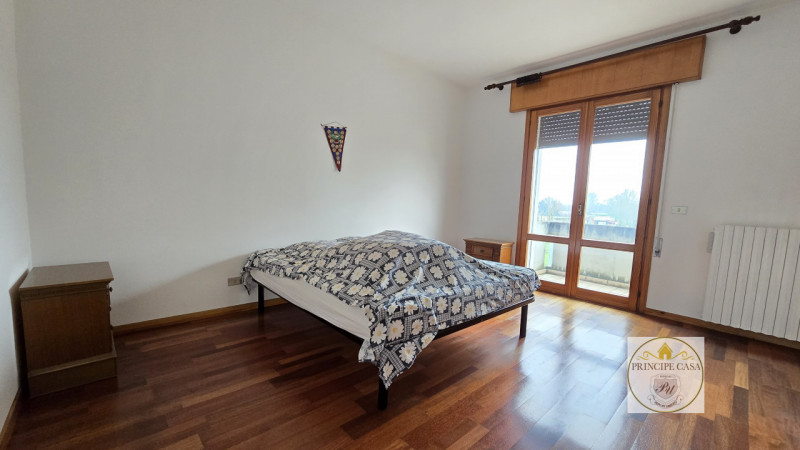 Proponiamo in vendita casa accostata su due livelli, inserita in una tranquilla corte di campagna...