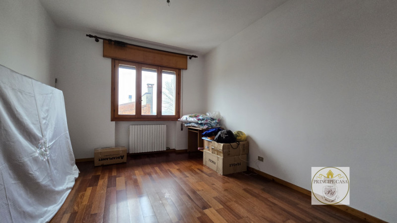 Proponiamo in vendita casa accostata su due livelli, inserita in una tranquilla corte di campagna...