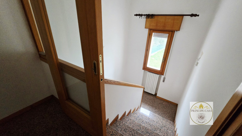 Proponiamo in vendita casa accostata su due livelli, inserita in una tranquilla corte di campagna...