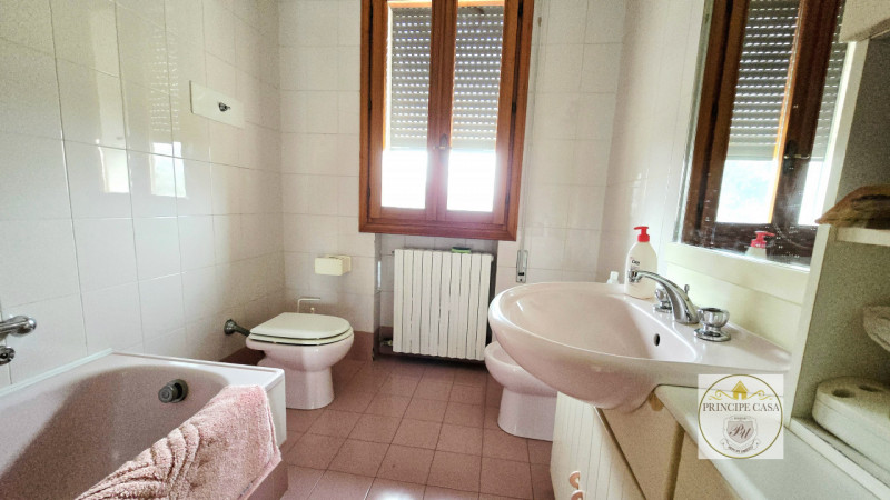 Proponiamo in vendita casa accostata su due livelli, inserita in una tranquilla corte di campagna...