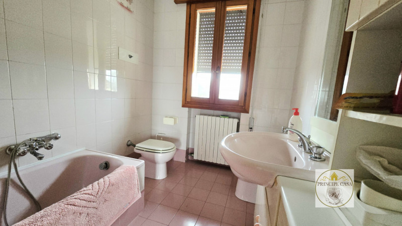 Proponiamo in vendita casa accostata su due livelli, inserita in una tranquilla corte di campagna...