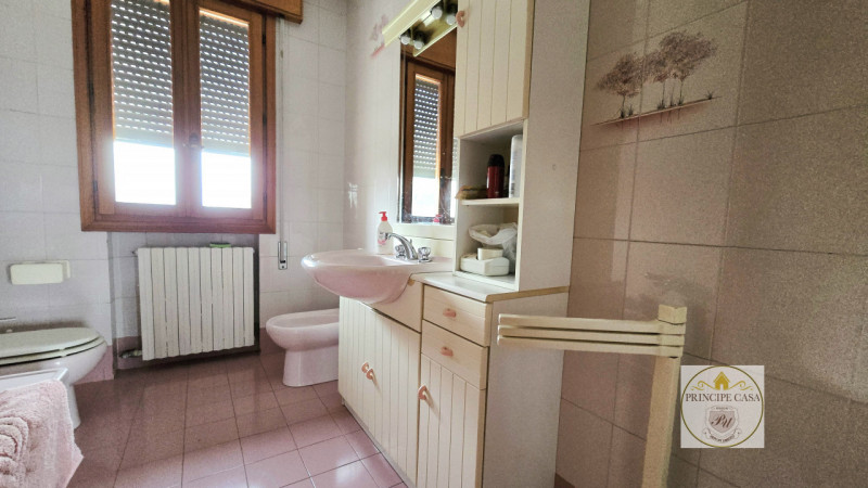 Proponiamo in vendita casa accostata su due livelli, inserita in una tranquilla corte di campagna...