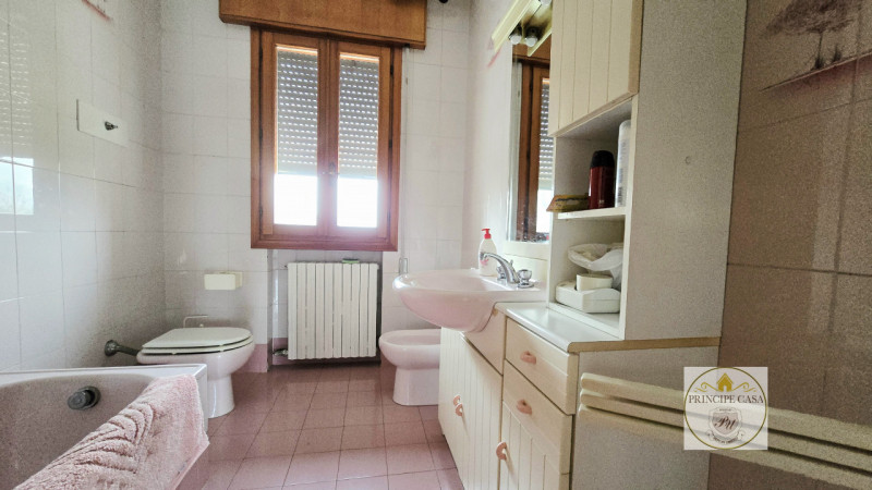 Proponiamo in vendita casa accostata su due livelli, inserita in una tranquilla corte di campagna...