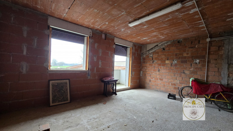 Proponiamo in vendita casa accostata su due livelli, inserita in una tranquilla corte di campagna...