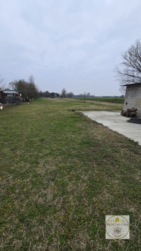 Proponiamo in vendita casa accostata su due livelli, inserita in una tranquilla corte di campagna...