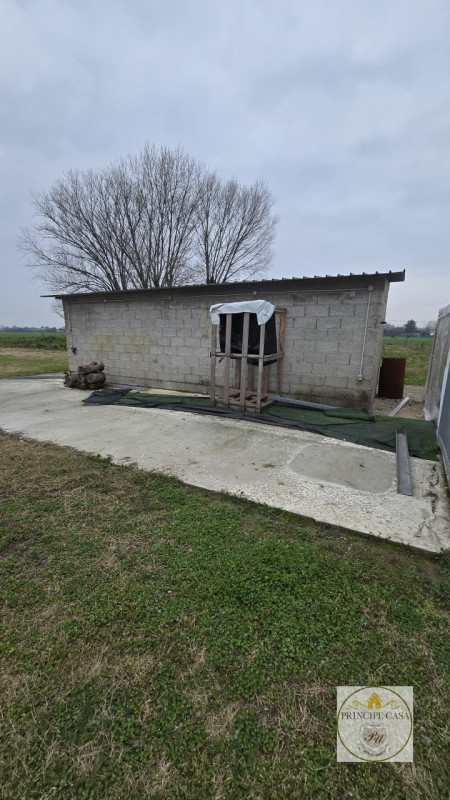 Proponiamo in vendita casa accostata su due livelli, inserita in una tranquilla corte di campagna...