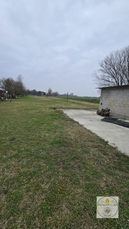 Proponiamo in vendita casa accostata su due livelli, inserita in una tranquilla corte di campagna...