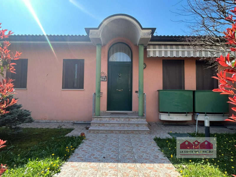 COSTABISSARA: PORZIONE CENTRALE DI CASA A SCHIERA COMPOSTA DA SOGGIORNO, SALA DA PRANZO, CAMERA M...