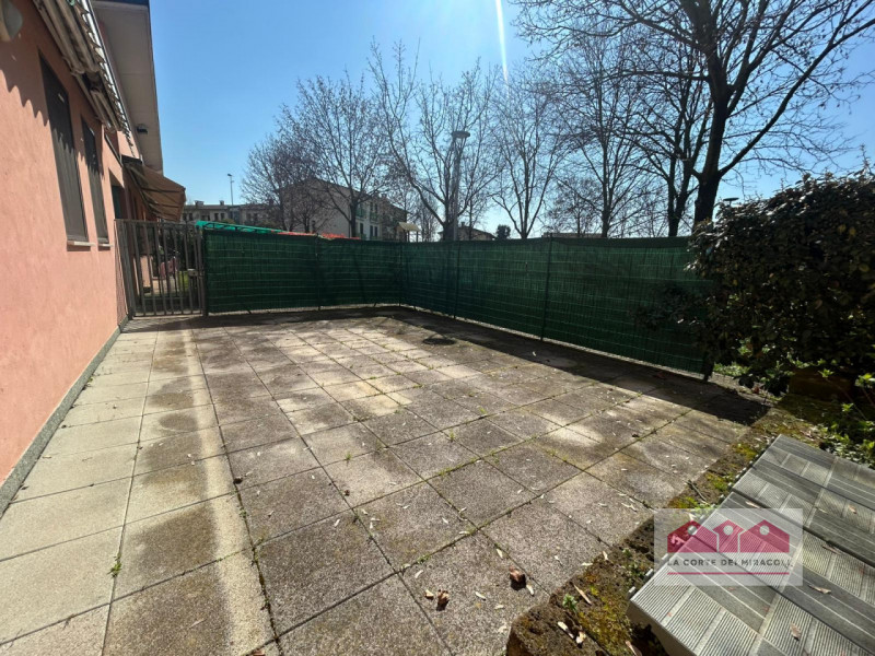 COSTABISSARA: PORZIONE CENTRALE DI CASA A SCHIERA COMPOSTA DA SOGGIORNO, SALA DA PRANZO, CAMERA M...