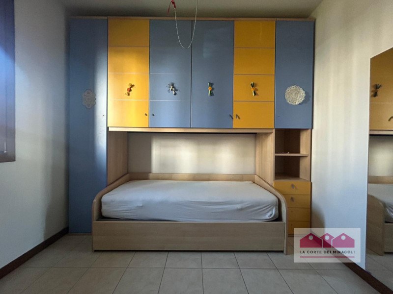 COSTABISSARA: PORZIONE CENTRALE DI CASA A SCHIERA COMPOSTA DA SOGGIORNO, SALA DA PRANZO, CAMERA M...