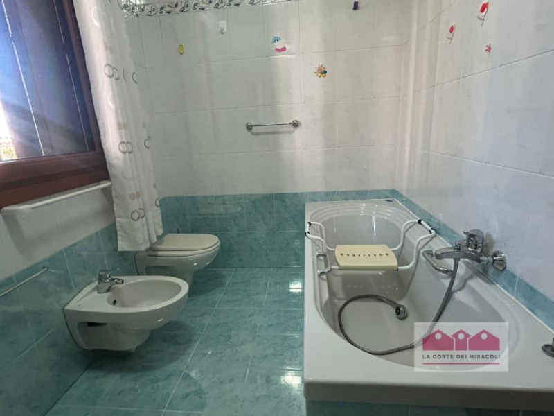 COSTABISSARA: PORZIONE CENTRALE DI CASA A SCHIERA COMPOSTA DA SOGGIORNO, SALA DA PRANZO, CAMERA M...