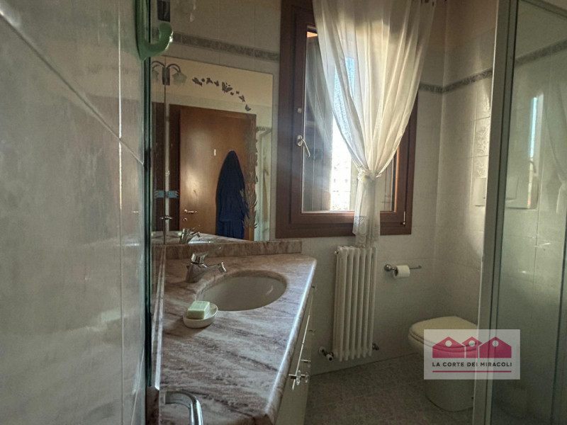 COSTABISSARA: PORZIONE CENTRALE DI CASA A SCHIERA COMPOSTA DA SOGGIORNO, SALA DA PRANZO, CAMERA M...