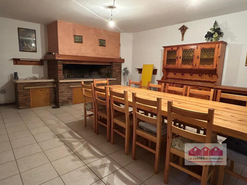 COSTABISSARA: PORZIONE CENTRALE DI CASA A SCHIERA COMPOSTA DA SOGGIORNO, SALA DA PRANZO, CAMERA M...