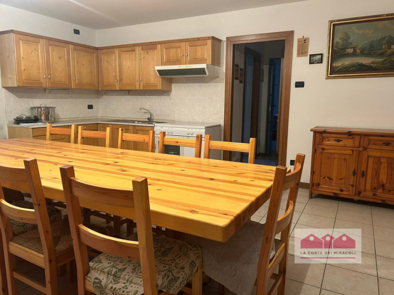 COSTABISSARA: PORZIONE CENTRALE DI CASA A SCHIERA COMPOSTA DA SOGGIORNO, SALA DA PRANZO, CAMERA M...