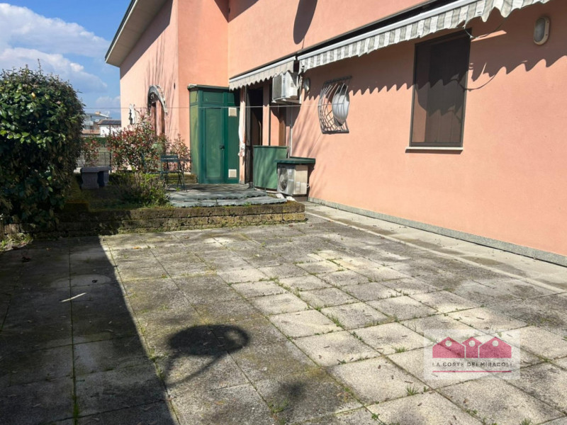 COSTABISSARA: PORZIONE CENTRALE DI CASA A SCHIERA COMPOSTA DA SOGGIORNO, SALA DA PRANZO, CAMERA M...