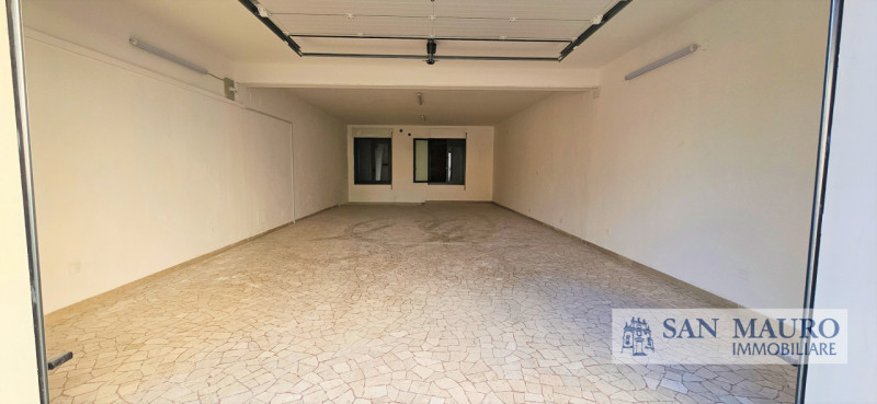 VICENZA - Contrà della Fascina : Garage ristrutturato di 70 mq per 4 posti auto con spazio per de...