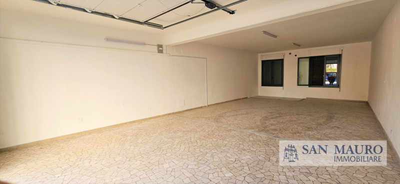 VICENZA - Contrà della Fascina : Garage ristrutturato di 70 mq per 4 posti auto con spazio per de...