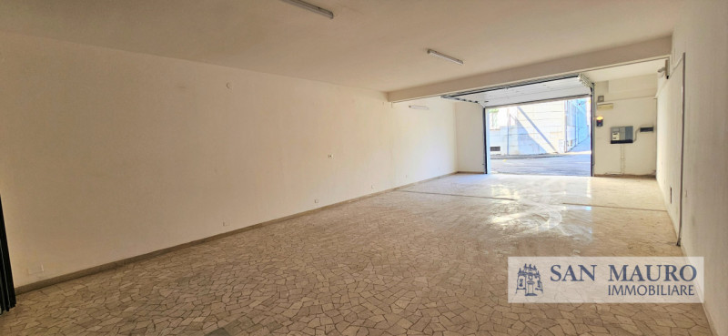 VICENZA - Contrà della Fascina : Garage ristrutturato di 70 mq per 4 posti auto con spazio per de...