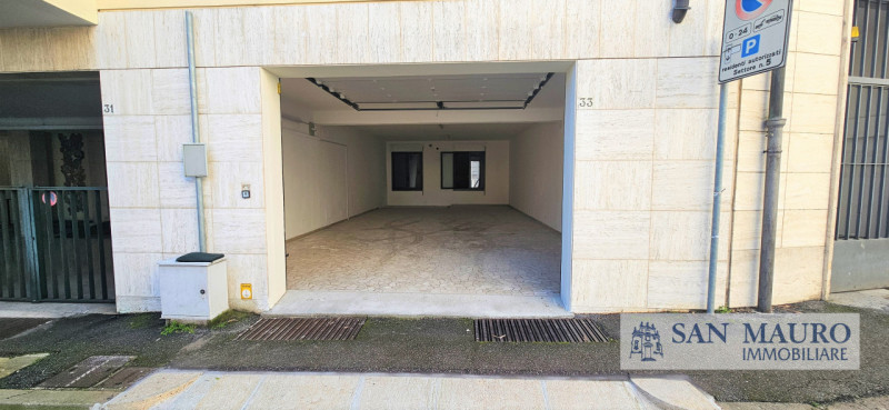 VICENZA - Contrà della Fascina : Garage ristrutturato di 70 mq per 4 posti auto con spazio per de...