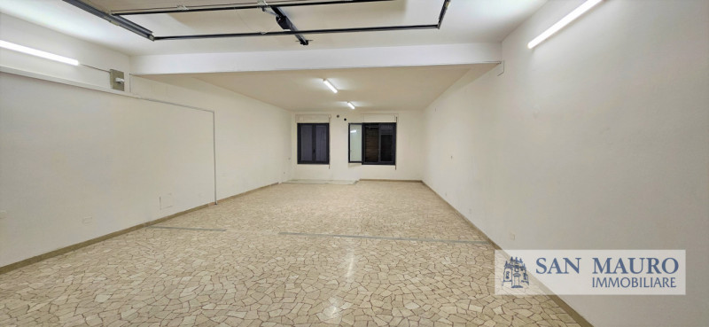 VICENZA - Contrà della Fascina : Garage ristrutturato di 70 mq per 4 posti auto con spazio per de...